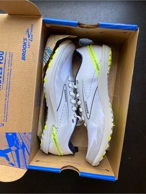 NWT Brooks spikeless XC spikes